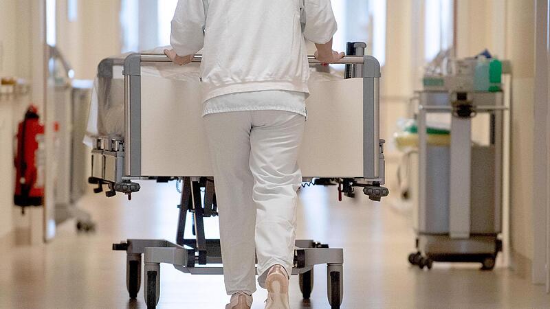 Die Bayerische Krankenhausgesellschaft sieht vor allem kleine Kliniken in Gefahr.