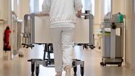 Die Bayerische Krankenhausgesellschaft sieht vor allem kleine Kliniken in Gefahr.