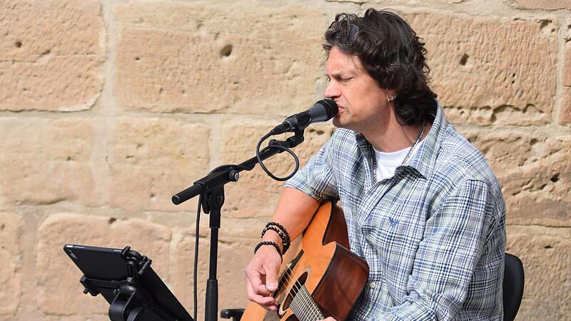 Auch die Livemusik hat f&uuml;r ein einzigartiges Ambiente gesorgt.Viele Bilder: Die Rosenmesse auf der Festung Rosenberg bezaubert