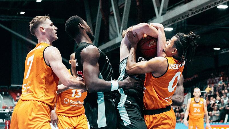 Kampf war Trumpf im Fiba-Europe-Cup zwischen Chemnitz und Bamberg. Hier streiten sich Nelson Weidemann (rechts) und Christian Sengfelder um den Ball.  Jonas Richter (links) und Soloman Young sehen zu.