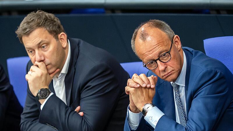 Nachdenklichkeit auf der Regierungsbank: Bundeskanzler Friedrich Merz (CDU, rechts)  und Finanzminister  Lars Klingbeil (SPD).