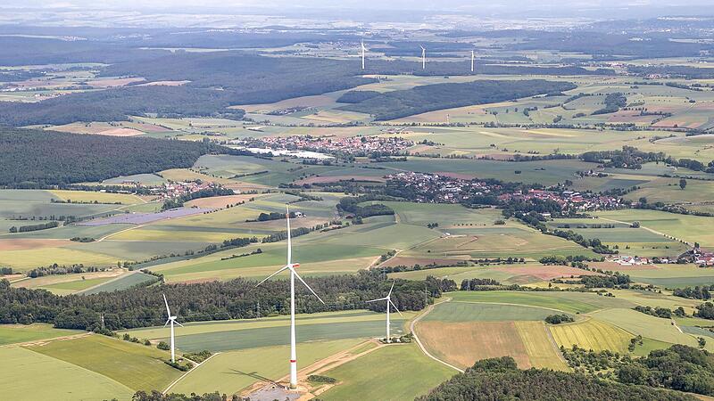 Zwei Davids und ein Goliath: Die beiden alten Windräder und die neue Anlage auf dem Bretzenstein bei Ebern und Untermerzbach aus der Vogelperspektive.