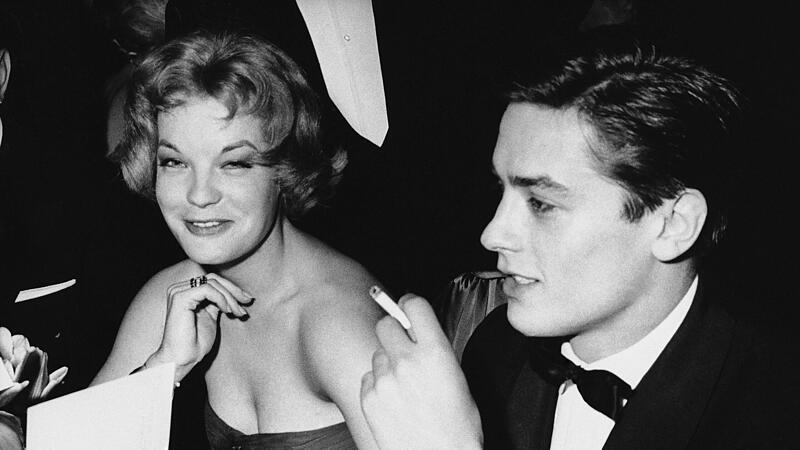 Romy Schneider und Alain Delon sitzen  frisch verlobt  bei der Ostergala am 30. M&auml;rz 1959 im Sporting Club von Monaco.