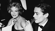 Romy Schneider und Alain Delon sitzen  frisch verlobt  bei der Ostergala am 30. März 1959 im Sporting Club von Monaco.
