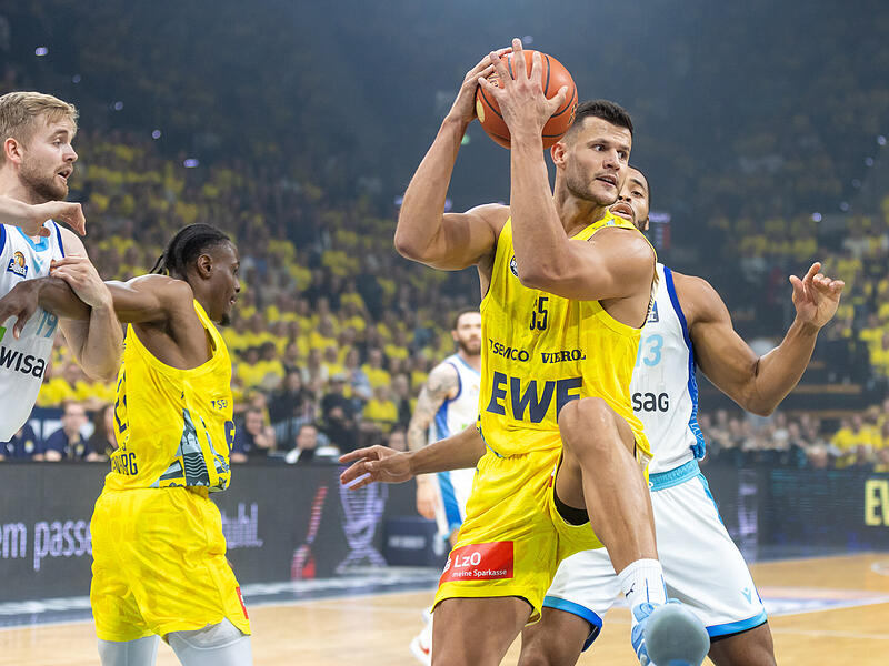 Oldenburgs Filip Stanic (mit Ball) hier bei der Niederlage gegen die Frankfurt Skyliners, die auch den Bamberg Baskets den Zahn zogen.
