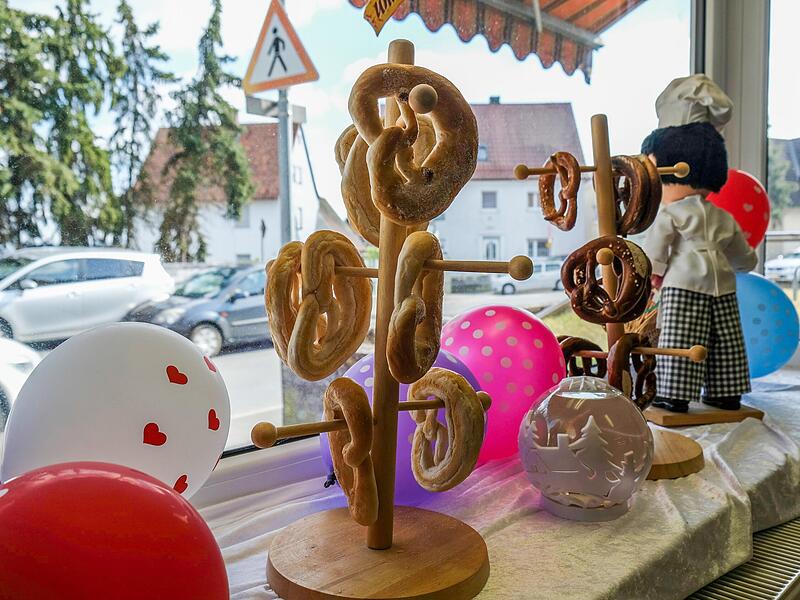 Brezelst&auml;nder im Schaufenster wecken den Hunger von Passanten.Forchheim & Fr&auml;nkische Schweiz