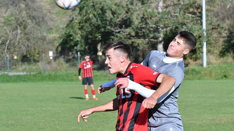 Erich Kilchert (in Schwarz-Rot) ist mit seiner Mannschaft vom FC Fuchsstadt l&auml;ngst in der U19-Bezirksoberliga angekommen und &uuml;berwintert auf dem 4. Tabellenplatz.