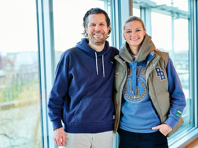 Alexandra Popp und Arne Freundt in der Puma-Zentrale