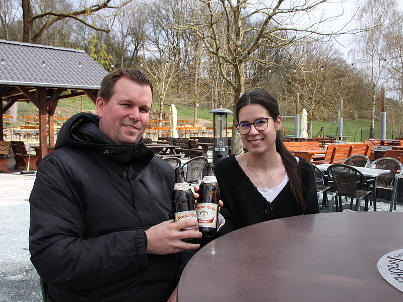Kellerinhaber Steffen Ramer und Julia M&uuml;ller werden am Osterwochenende ihren Keller in Zentbechhofen nach Monaten der Renovierung &ouml;ffnen.