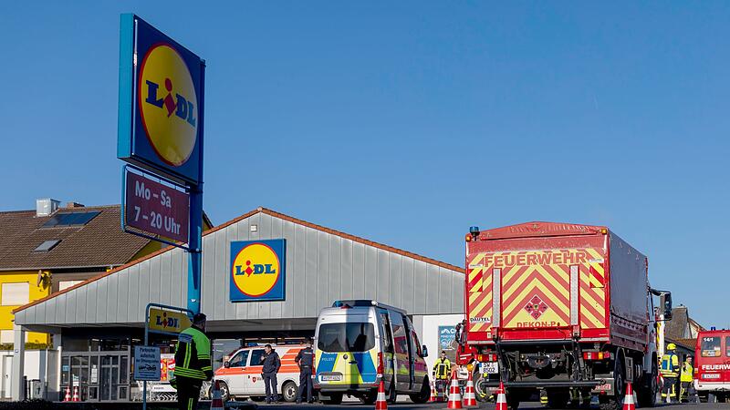 Lastwagen &uuml;berf&auml;hrt Senioren auf Supermarktparkplatz