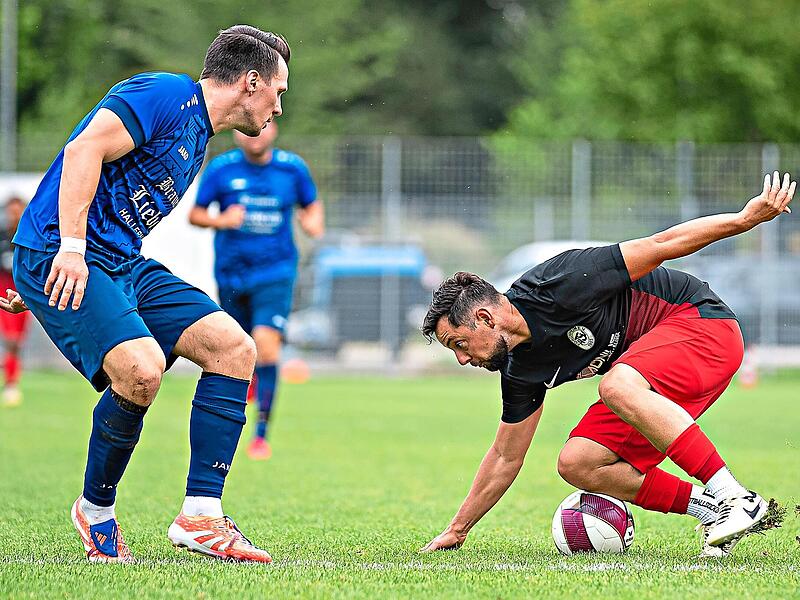 Der ATSV Forchheim (schwarze Trikots) hatte mit 2:4 gegen Hallerndorf das Nachsehen. Andreas KluppForchheim & Fränkische Schweiz Der ATSV Forchheim (schwarze Trikots) hatte mit 2:4 gegen Hallerndorf das Nachsehen. Andreas KluppForchheim & Fränkische Schweiz