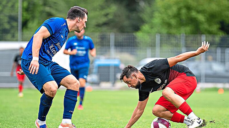 Der ATSV Forchheim (schwarze Trikots) hatte mit 2:4 gegen Hallerndorf das Nachsehen. Andreas KluppForchheim & Fränkische Schweiz Der ATSV Forchheim (schwarze Trikots) hatte mit 2:4 gegen Hallerndorf das Nachsehen. Andreas KluppForchheim & Fränkische Schweiz