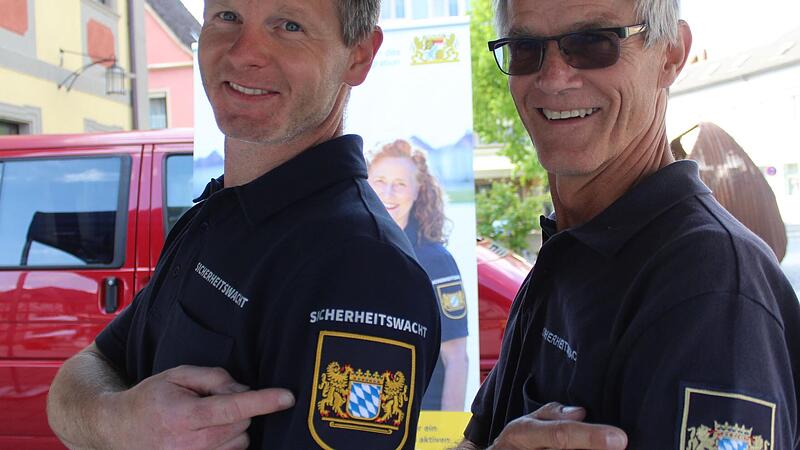 Die Kleidung der Ehrenamtlichen unterscheidet sich von der Polizeiuniform.