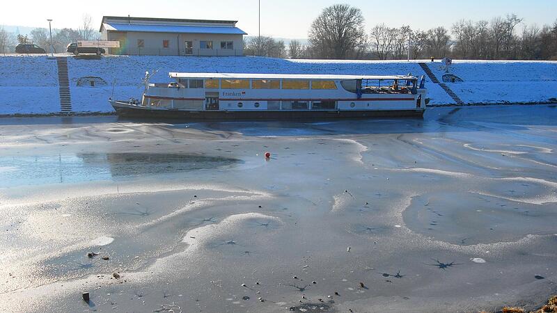 G&auml;nsehautmomente nicht nur wegen der K&auml;lte: Die &bdquo;Franken&ldquo; fand Schutz im Ha&szlig;furter Hafen.