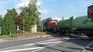 Wenn einer der Müllzüge auf der Aurachtalbahnstrecke unterwegs ist, wird die Tennenloher Straße händisch mit einem rot-weißen Band abgesperrt.