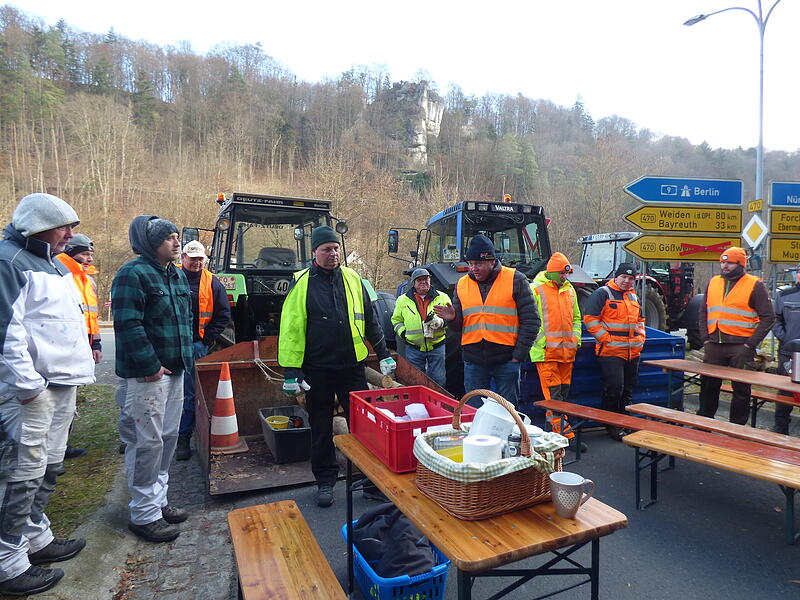 Auch bei Behringersmühle demonstrieren die LandwirteAuch bei Behringersmühle demonstrieren die Landwirte