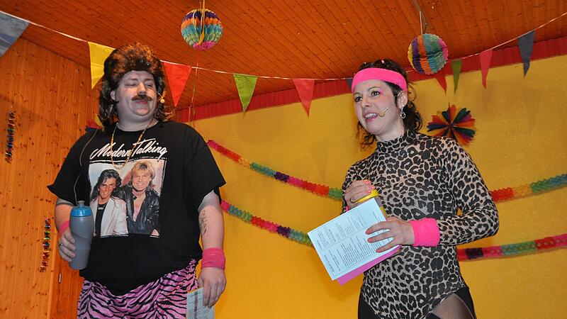 Im 80er-Jahre Outfit präsentierten sich die Moderatorin und Moderator des närrischen Büttenabends in Kothen: Lena Böhm und Tim Hornung.