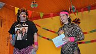 Im 80er-Jahre Outfit präsentierten sich die Moderatorin und Moderator des närrischen Büttenabends in Kothen: Lena Böhm und Tim Hornung.