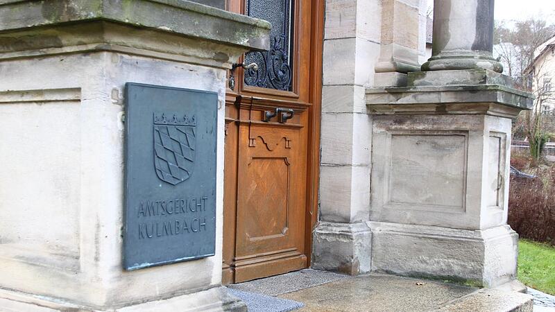 Vor dem Amtsgericht Kulmbach muss sich ein 29-Jähriger wegen eines Tattoos verantworten. Vor dem Amtsgericht Kulmbach muss sich ein 29-Jähriger wegen eines Tattoos verantworten.