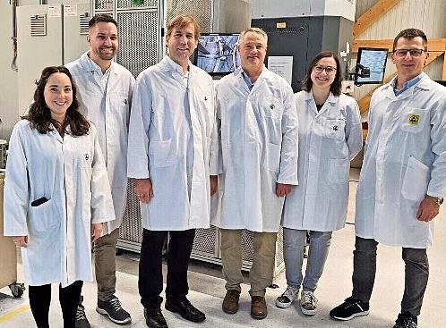 Beim Firmenbesuch (v.l.) Janet Brehm aus dem Bereich Marketing und Sales, Technischer Geschäftsleiter Fabian Waas, Landrat Dr. Hermann Ulm, Wirtschaftsförderer Dr. Andreas Rösch und Anna Niegel sowie Kaufmännischer Geschäftsleiter Michael Walter.