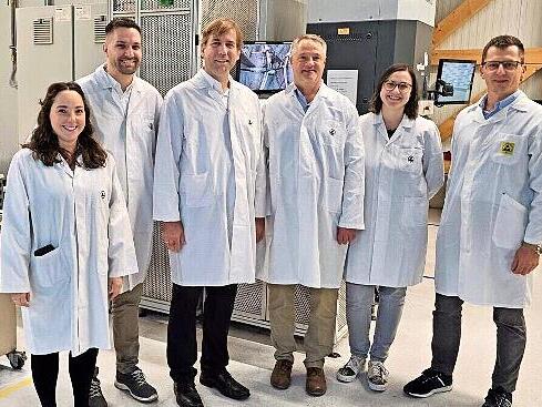 Beim Firmenbesuch (v.l.) Janet Brehm aus dem Bereich Marketing und Sales, Technischer Geschäftsleiter Fabian Waas, Landrat Dr. Hermann Ulm, Wirtschaftsförderer Dr. Andreas Rösch und Anna Niegel sowie Kaufmännischer Geschäftsleiter Michael Walter. Beim Firmenbesuch (v.l.) Janet Brehm aus dem Bereich Marketing und Sales, Technischer Geschäftsleiter Fabian Waas, Landrat Dr. Hermann Ulm, Wirtschaftsförderer Dr. Andreas Rösch und Anna Niegel sowie Kaufmännischer Geschäftsleiter Michael Walter.