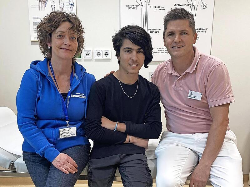 Freuen sich über den erfolgreichen Behandlungsabschluss: Anja Zimmermann vom Friedensdorf International, Patient Sudais und der behandelnde Arzt Dr. Felix Ferner.