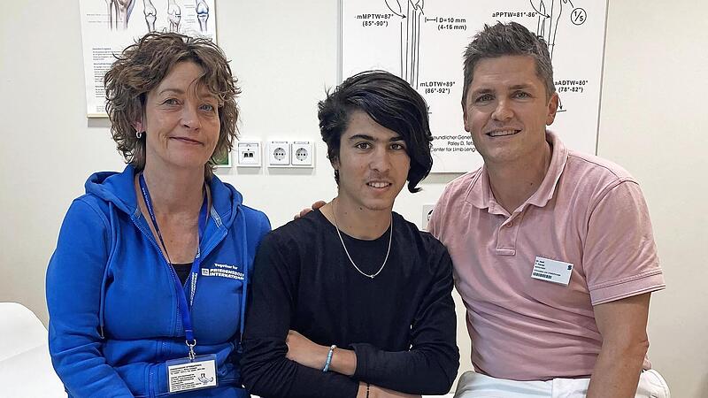 Freuen sich &uuml;ber den erfolgreichen Behandlungsabschluss: Anja Zimmermann vom Friedensdorf International, Patient Sudais und der behandelnde Arzt Dr. Felix Ferner.