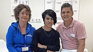 Freuen sich über den erfolgreichen Behandlungsabschluss: Anja Zimmermann vom Friedensdorf International, Patient Sudais und der behandelnde Arzt Dr. Felix Ferner.