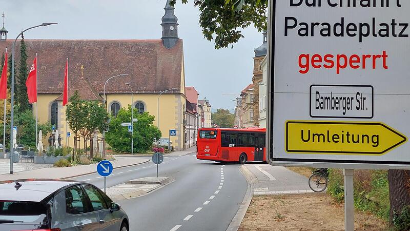 Noch bis November wird der Verkehr den Paradeplatz weit umfahren m&uuml;ssen. N&auml;chtliche Poser-Fahrten und viele Busse st&ouml;ren sie am meisten. Ist eine Besserung in Sicht.Forchheim & Fr&auml;nkische Schweiz