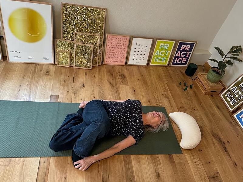 Auch die Brezel-Twist-Pose verweist auf die ehemalige Nutzung der Yoga-R&auml;ume als B&auml;ckerei.