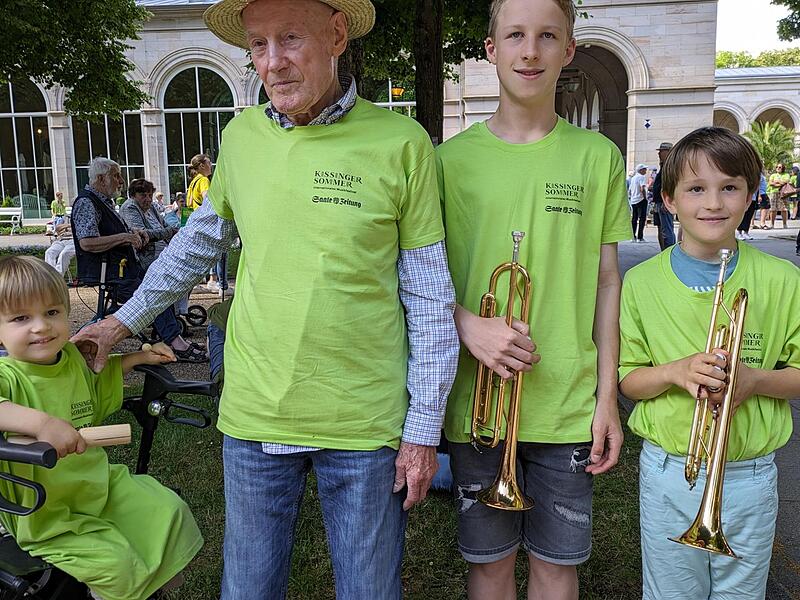 Hugo Sch&auml;fer (87) aus Oberwerrn/ Schweinfurt nimmt gemeinsam mit den Enkeln Leonard (4), Laurenz und Leonard. Vermutlich der &auml;lteste und der j&uuml;ngste Teilnehmer.