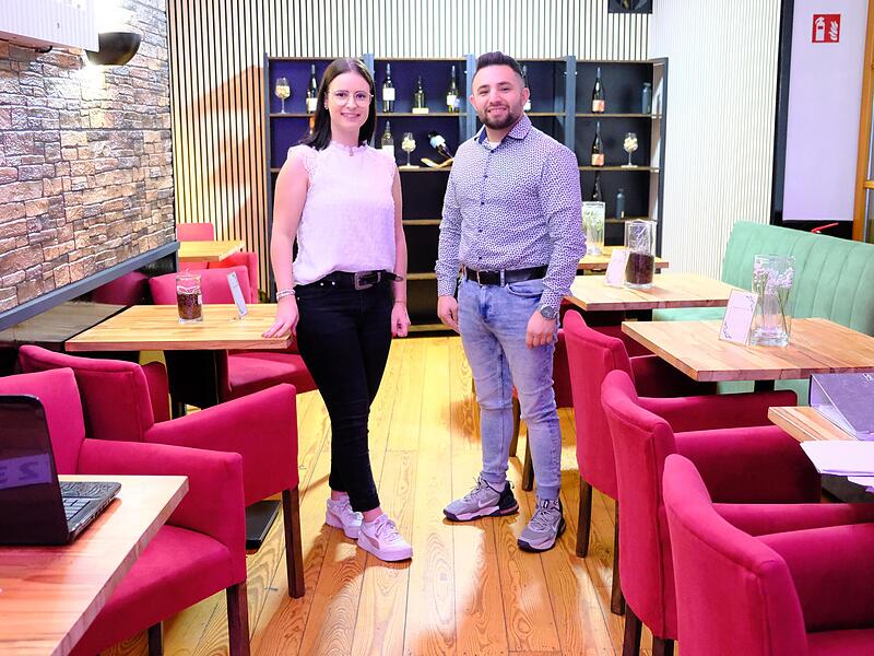 In konventioneller Moderne haben Lara-Marie Greim und Mohammad Tatou den Bereich für den Genuss heimischer Weine gestaltet. In konventioneller Moderne haben Lara-Marie Greim und Mohammad Tatou den Bereich für den Genuss heimischer Weine gestaltet.