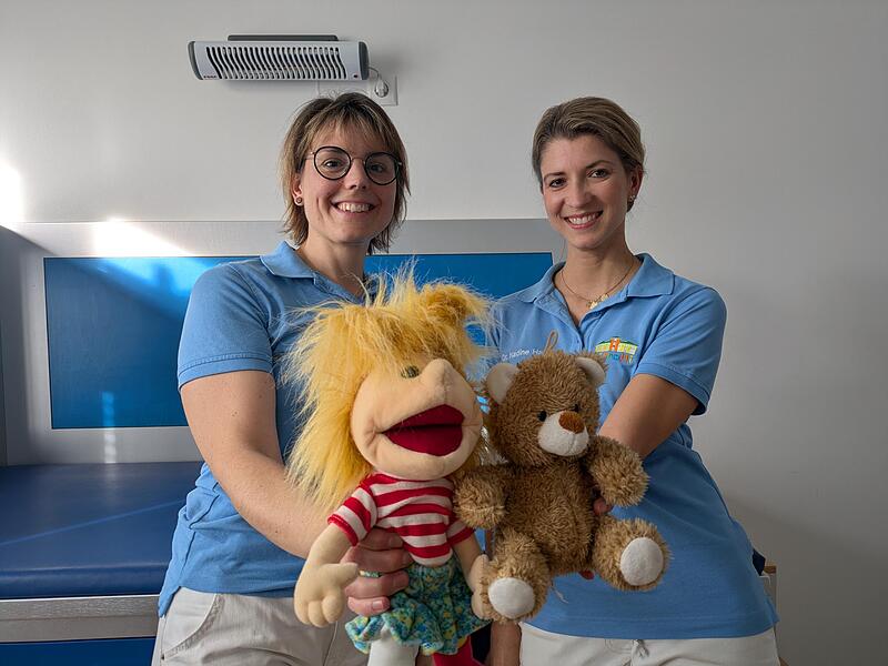 Dr. Anna Wolf und Dr. Nadine Hartjen freuen sich schon darauf, die vielen Puppen und Teddys bei der FT-Himmelswerkstatt gesund zu machen.Forchheim & Fränkische Schweiz Dr. Anna Wolf und Dr. Nadine Hartjen freuen sich schon darauf, die vielen Puppen und Teddys bei der FT-Himmelswerkstatt gesund zu machen.Forchheim & Fränkische Schweiz