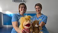 Dr. Anna Wolf und Dr. Nadine Hartjen freuen sich schon darauf, die vielen Puppen und Teddys bei der FT-Himmelswerkstatt gesund zu machen.Forchheim & Fränkische Schweiz