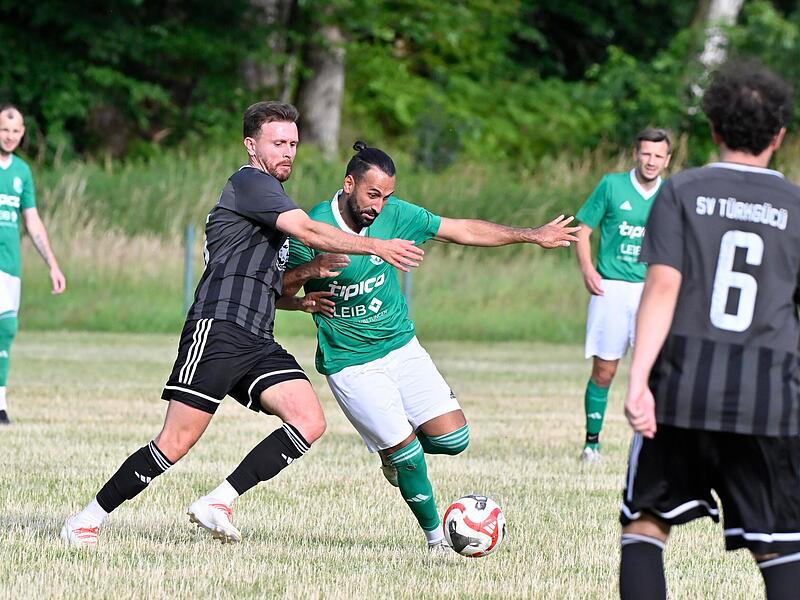 Der FC Haarbrücken (grün), hier im Kreispokal gegen Türkgücü Neustadt, tut sich in der Kreisliga aktuell extrem schwer. Der FC Haarbrücken (grün), hier im Kreispokal gegen Türkgücü Neustadt, tut sich in der Kreisliga aktuell extrem schwer.
