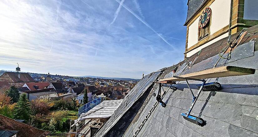 Den Schiefer zu verlegen ist eine sehr aufwendige Arbeit, die eine spezialisierte Dachdeckerei übernimmt. Den Schiefer zu verlegen ist eine sehr aufwendige Arbeit, die eine spezialisierte Dachdeckerei übernimmt.