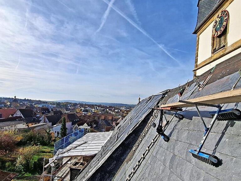 Den Schiefer zu verlegen ist eine sehr aufwendige Arbeit, die eine spezialisierte Dachdeckerei übernimmt. Den Schiefer zu verlegen ist eine sehr aufwendige Arbeit, die eine spezialisierte Dachdeckerei übernimmt.