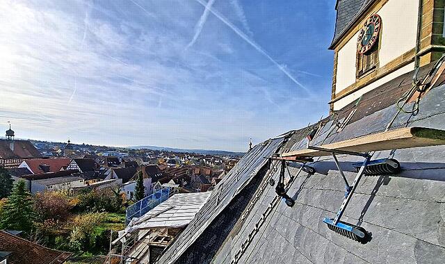 Den Schiefer zu verlegen ist eine sehr aufwendige Arbeit, die eine spezialisierte Dachdeckerei übernimmt. Den Schiefer zu verlegen ist eine sehr aufwendige Arbeit, die eine spezialisierte Dachdeckerei übernimmt.