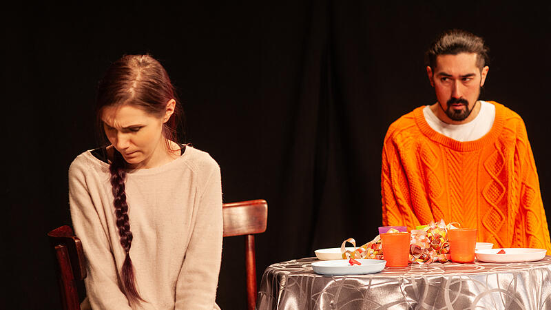 Nadine Buschmann und Felix Braune spielen in &bdquo;Nur ein Pulli?" Tochter und Vater.