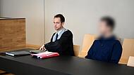 Der Rechtsanwalt Philipp Schulz-Merkel (l.) aus Nürnberg sitzt neben dem Angeklagten aus Eckental.