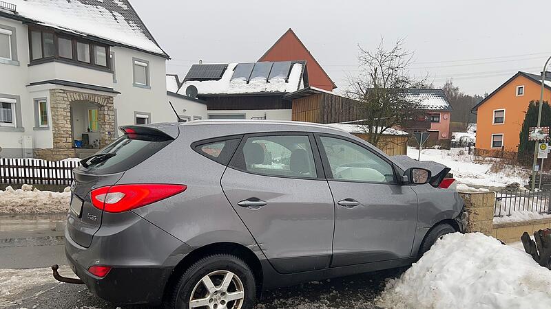 Gegen eine Gartenmauer krachte dieser Pkw eines 75-J&auml;hrigen.