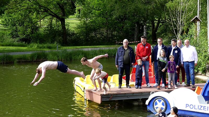 Vor den Augen von Bürgermeister Herwig Neumann, Heiko Odörfer, Jannik Ramming, Hans-Jürgen Sack, Harald Will und Stefan Adam eröffnen Gemeinderat Christian Potzel, Matthias Muhr und Simon Potzel mit einem beherzten Sprung in den See die Trebgaster... Vor den Augen von Bürgermeister Herwig Neumann, Heiko Odörfer, Jannik Ramming, Hans-Jürgen Sack, Harald Will und Stefan Adam eröffnen Gemeinderat Christian Potzel, Matthias Muhr und Simon Potzel mit einem beherzten Sprung in den See die Trebgaster...