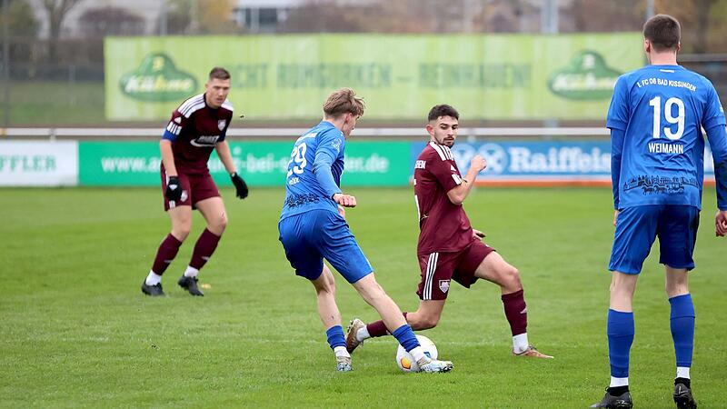 Kissingens Julius R&ouml;dl (am Ball) und der Gochsheimer Christian W&uuml;st. Die Blauen hatten das bessere Ende f&uuml;r sich.