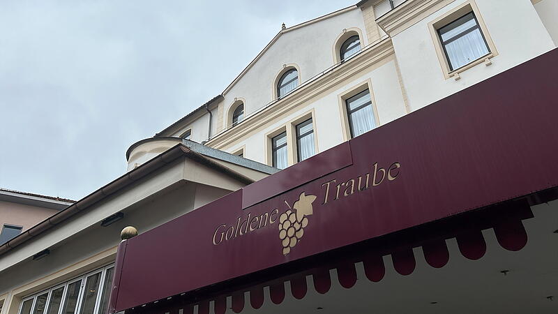 Goldene Traube? Auch dieser Schriftzug am Eingang des Hotels in Coburg d&uuml;rfte bald verschwinden.