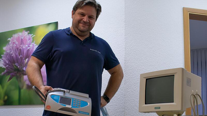 Dr. Dennis Graß hat in seiner Praxis in Frensdorf Geräte, die künftig in einem Krankenhaus in Äthiopien zum Einsatz kommen werden.