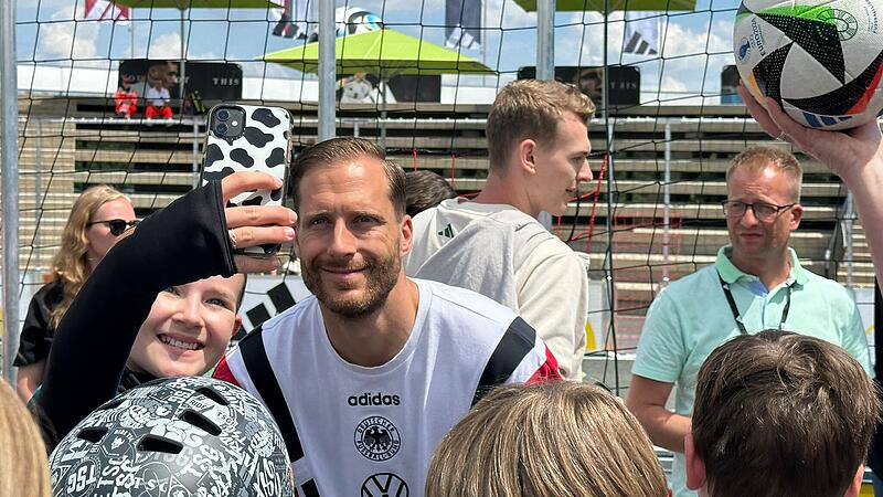 DFB-Torwart Oliver Baumann sorgte für viele glückliche Gesichter bei der EM-Aktion. DFB-Torwart Oliver Baumann sorgte für viele glückliche Gesichter bei der EM-Aktion.