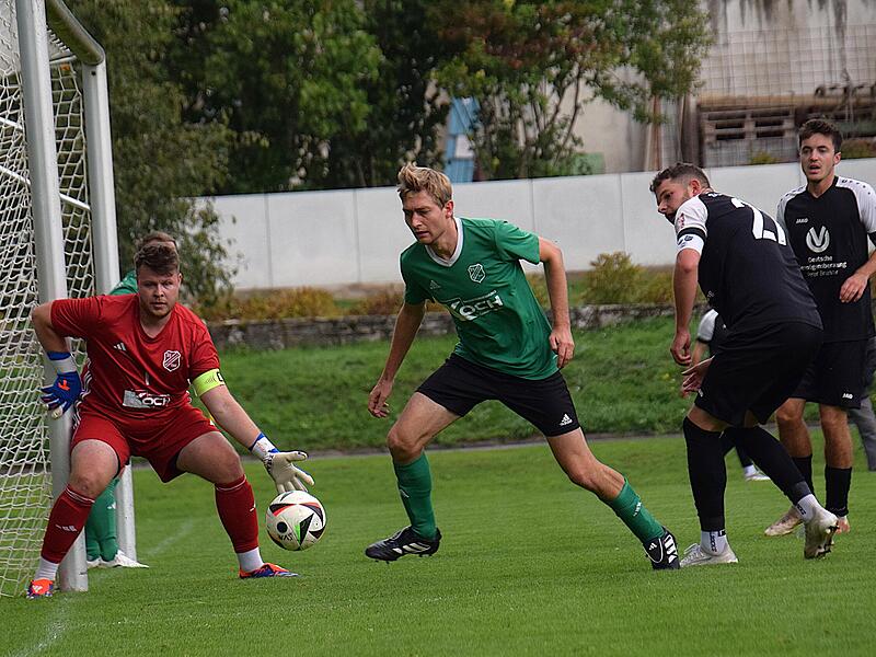 Keeper Fabian Hollmeyer und sein Mitspieler Johannes Zink (in Grün) vom SV Machtilshausen hielte ihren Kasten zwar sauber, doch so endete das Spiel, weil auch die SG Oehrberg/Stralsbach/Geroda nicht traf, torlos 0:0.