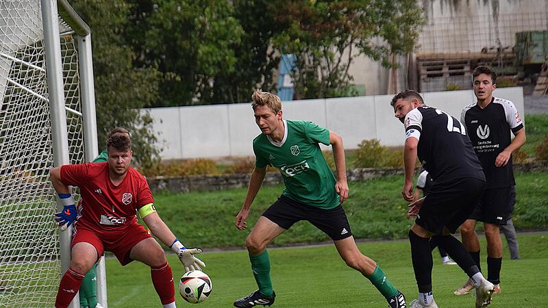 Keeper Fabian Hollmeyer und sein Mitspieler Johannes Zink (in Grün) vom SV Machtilshausen hielte ihren Kasten zwar sauber, doch so endete das Spiel, weil auch die SG Oehrberg/Stralsbach/Geroda nicht traf, torlos 0:0.