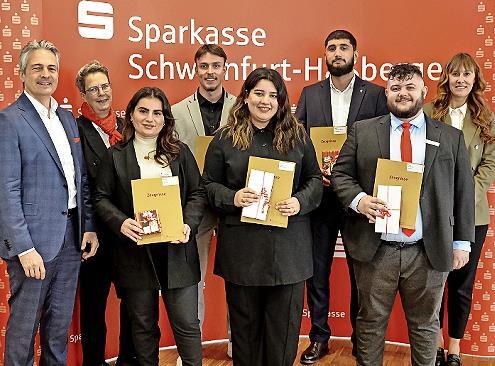 Sie freuen sich über die bestandene Ausbildung (v. l.): Vorstandsvorsitzender Peter Schleich, Personalratsvorsitzende Beate Gieb-fried, Irmak Yetim, Sergej Renje, Sara Maamo, Tunahan-Mirza Karaman, Marlon Stretz und Ausbildungsleiterin Anja Procha... Sie freuen sich über die bestandene Ausbildung (v. l.): Vorstandsvorsitzender Peter Schleich, Personalratsvorsitzende Beate Gieb-fried, Irmak Yetim, Sergej Renje, Sara Maamo, Tunahan-Mirza Karaman, Marlon Stretz und Ausbildungsleiterin Anja Procha...