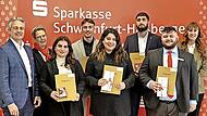 Sie freuen sich über die bestandene Ausbildung (v. l.): Vorstandsvorsitzender Peter Schleich, Personalratsvorsitzende Beate Gieb-fried, Irmak Yetim, Sergej Renje, Sara Maamo, Tunahan-Mirza Karaman, Marlon Stretz und Ausbildungsleiterin Anja Procha...